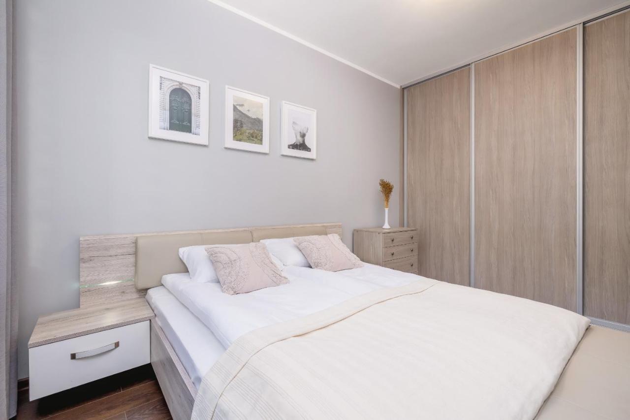 Stylish Korfantego Apartment Next To Spodek By Noclegi Renters Katowice Ngoại thất bức ảnh